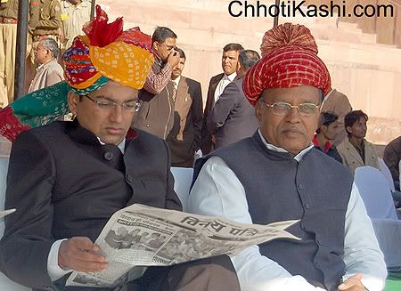 Bikaner Collector Ias Dr Prithvi Reading News Paper Vinay Patrika in Bikaner Bikaner Collector Ias Dr Prithvi Reading News Paper Vinay Patrika in Bikaner
